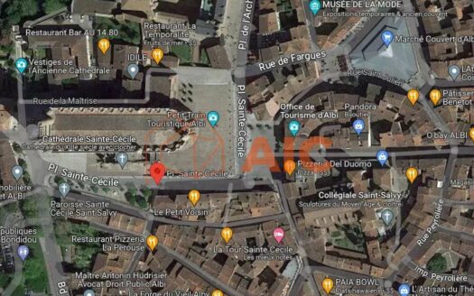 ALBI, EMPL. N° 1, FACE A UN MONUMENT INSCRIT A L’UNESCO